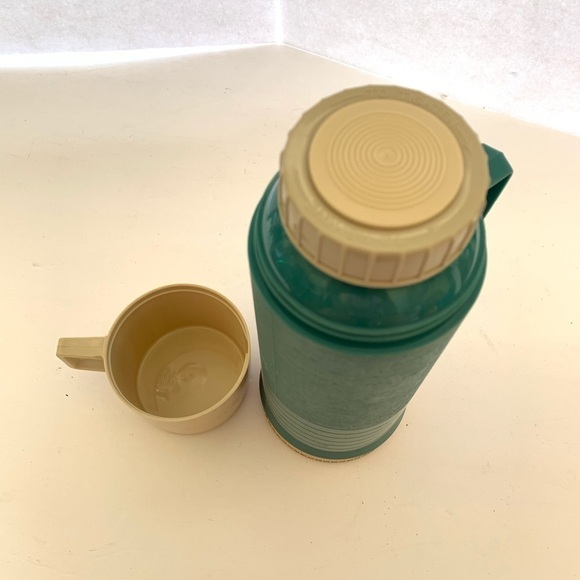 Vintage Retro Thermos Aladdin's Blue & Cream Pint Size with Handle & Cup Lid - Picture 7 of 11